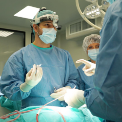 Пластический хирург Валерий Стайсупов в операционной