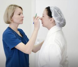 Пластический хирург Марина Четверикова с пациенткой перед операцией