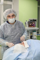 Доктор Грудько проводит пациентке ринопластику