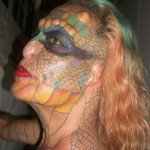 Женщина отрезала уши и зашила нос