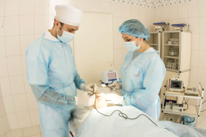 Пластический хирург Лев Соцкий оперирует