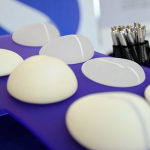 В московской клинике использовали незарегистрированные грудные имплантаты