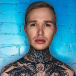 Из-за перекачанных губ новосибирец поменял загранпаспорт