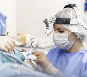 Пластический хирург Марина Четверикова в операционной