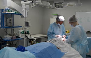 В Челябинске пациенту пришили отрезанную кисть руки