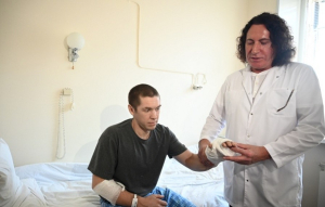 Пластический хирург Александр Пухов и пациент