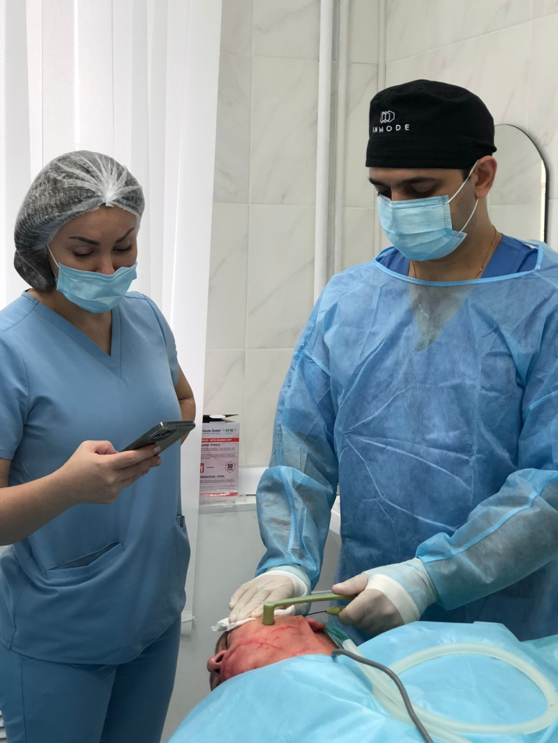 Пластический хирург Вардан Аршакян проводит обучение для косметолога