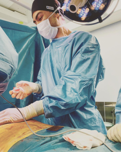 Пластический хирург Амрам Пайтян в операционной