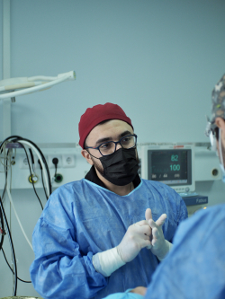 Пластический хирург Паруйр Минасян в операционной, где проводит ринопластику