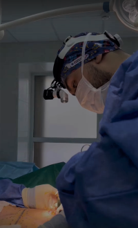 Пластический хирург Амрам Пайтян выполняет операцию