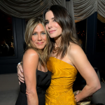 Голливудские актрисы Дженнифер Энистон и Сандра Буллок посетили клинику пластической хирургии.