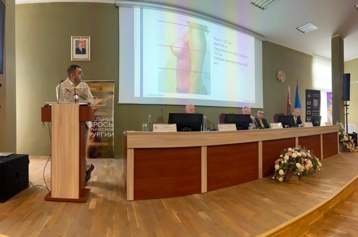 Доктор Вардан Аршакян представляет доклад на конференции в Минске